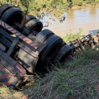 Caminhão bitrem cai em ribanceira e deixa motorista ferido em Ascurra