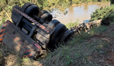 Caminhão bitrem cai em ribanceira e deixa motorista ferido em Ascurra