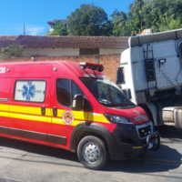 Motorista sofre traumatismo após caminhão colidir contra residência