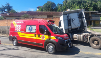 Motorista sofre traumatismo após caminhão colidir contra residência