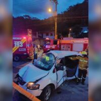 Motorista fica ferido após colisão contra muro, em Blumenau