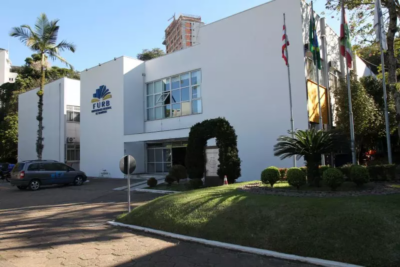 Ataque durante palestra na FURB deixa homem ferido em Blumenau