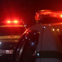 Casal é sequestrado durante assalto em Penha e abandonado na BR-470, próximo a Blumenau