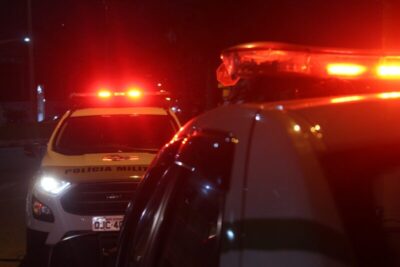 Casal é sequestrado durante assalto em Penha e abandonado na BR-470, próximo a Blumenau