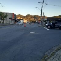Rotatória provisória muda trânsito em região movimentada de Blumenau durante horário de pico