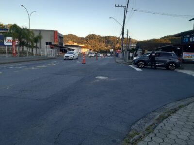 Rotatória provisória muda trânsito em região movimentada de Blumenau durante horário de pico