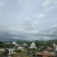 Sexta-feira de céu encoberto em Blumenau