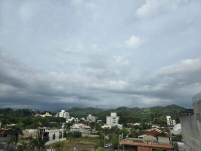 Sexta-feira de céu encoberto em Blumenau