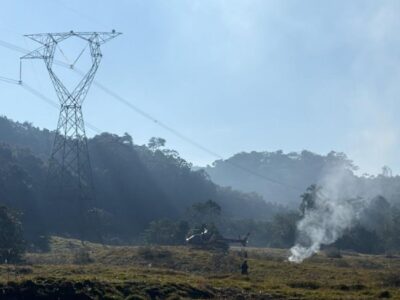 Helicóptero cai e pega fogo em Pomerode