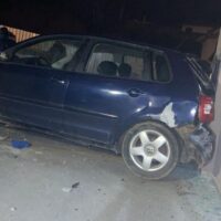 Motorista embriagado invade calçada e atinge garagem de casa em Pomerode
