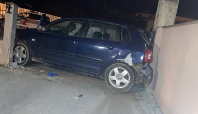 Motorista embriagado invade calçada e atinge garagem de casa em Pomerode