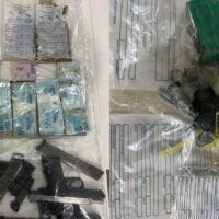 Megaoperação contra o tráfico cumpre 14 mandados e apreende mais de R$ 50 mil, armas e drogas em Blumenau e região