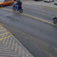 VÍDEO – Mulher é arrastada para debaixo de carro após colisão em Blumenau