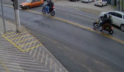 VÍDEO – Mulher é arrastada para debaixo de carro após colisão em Blumenau