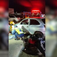 Colisão entre carro e moto deixa dois feridos na Rodovia Ivo Silveira, em Gaspar