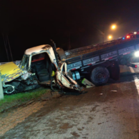Motorista fica preso às ferragens após grave colisão entre carreta e camionete na BR-470 em Apiúna