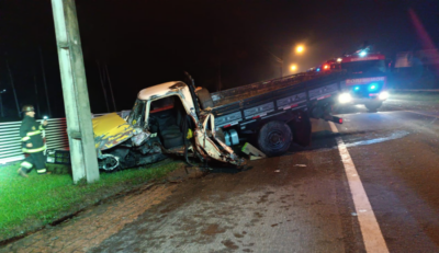 Motorista fica preso às ferragens após grave colisão entre carreta e camionete na BR-470 em Apiúna