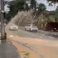 Cano rompe e “inunda” rua no bairro Bom Retiro, em Blumenau