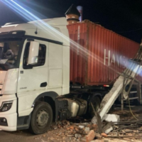 Motorista confunde passagem e caminhão derruba parte do Portal Norte em Pomerode