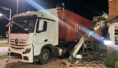Motorista confunde passagem e caminhão derruba parte do Portal Norte em Pomerode