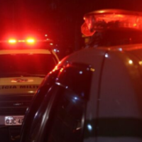 Ocorrência por som alto termina com viatura danificada, reforço policial e homem baleado em Gaspar
