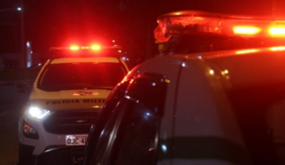 Ocorrência por som alto termina com viatura danificada, reforço policial e homem baleado em Gaspar