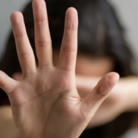 Mulher sofre tentativa de homicídio enquanto amamenta sua bebê