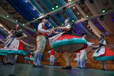 Festival de Danças Germânicas da Oktoberfest Blumenau abre inscrições com premiação em dinheiro